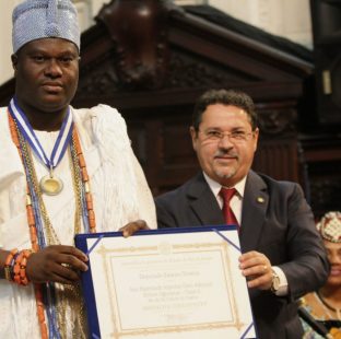 Rei nigeriano recebe Medalha Tiradentes